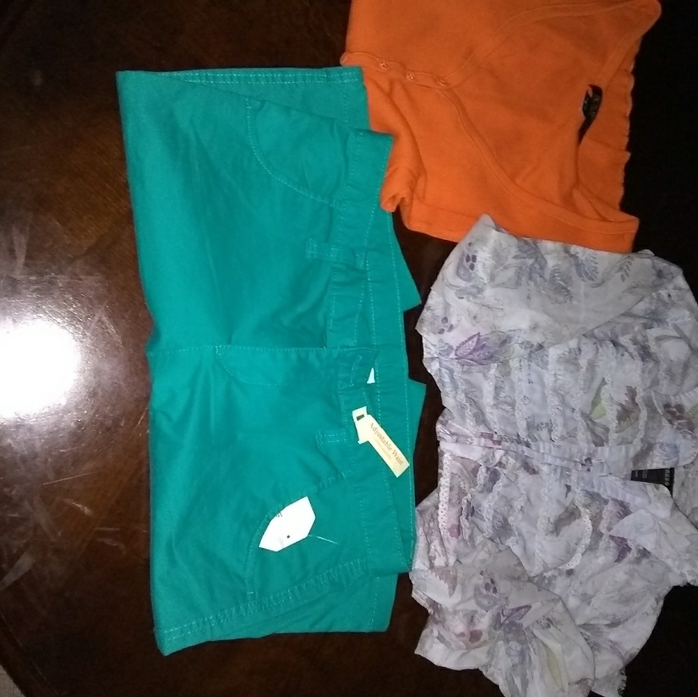 Tops/shorts - Picture 2 of 2